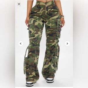 Fashion Nova Level you up camo cargo pants. size small brand new never worn